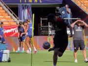  教练正在热身？西蒙尼训练时连续颠球秀球技