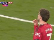 芒特一触球就遭到嘘声，他对切尔西球迷做出噤声手势予以回应