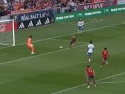 超级巨大的失误，圣地亚哥门将出球被对手挡进球门内