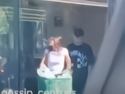 佩德里与女友一起逛超市，还与球迷进行合影