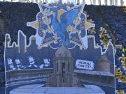 德比气氛，埃弗顿球迷展示大型Tifo，披头士经典形象“红转蓝”