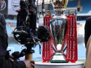 天王山之战即将上演！英超冠军奖杯被带来阿提哈德球场展示