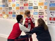 暖心，阿森纳全队抵达球场后纷纷给一名小球迷签名