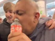 咱比对手水瓶高，“水瓶哥”和一众曼城球迷载歌载舞欢庆胜利