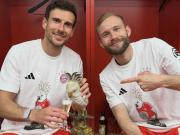 给陶瓷鹦鹉吉祥物喝香槟，格雷茨卡：我们的小家伙又渴了