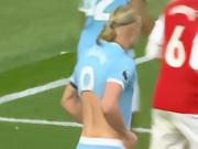 太阳报：哈兰德内衬的衣袖都被加布撕掉，但任意球都没得到