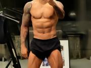 亨利晒照展示自己的肌肉，收到了一位拳击传奇的约战邀请