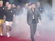 曼联传奇球员在韩进行友谊赛，坎通纳出场时西装革履派头十足