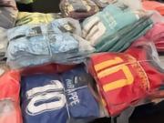 TA：英国警方世界杯前打假，露天市场查获4433件假球衣