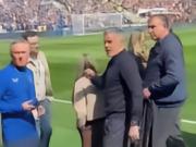 卡拉格在埃弗顿主场遭遇了埃弗顿球迷的辱骂，并发生言语争执