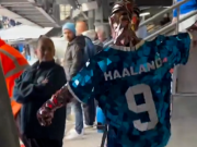 非常炫酷，海外球迷身穿哈兰德迪斯科反光服装前往球场