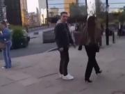 内维尔遭一男子街头辱骂：该死的蠢货，你对工人阶级一无所知