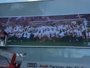 图片报：拜仁训练基地外墙的广告被替换成夺冠庆祝照片