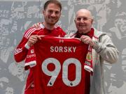 暖心，麦卡利斯特与90岁利物浦终身球迷会面并赠送球衣