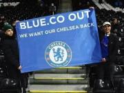 BlueCo Out，坚持到终场的几名切尔西球迷在看台拉出抗议标语