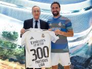  达成皇马生涯西甲300场里程碑，卡瓦哈尔获赠纪念球衣