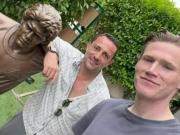 融入城市，麦克托米奈在自家花园里放了一尊马拉多纳的雕像