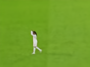 马卡：卡马文加赛后独自绕场一周，向伯纳乌的球迷致歉