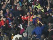 因看台球迷突发心脏骤停，巴萨vs塞尔塔暂停了15分钟