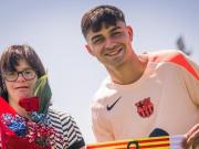 做公益，世体：佩德里与唐氏综合征女青年会面，双方交换礼物