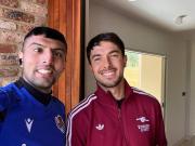 一皇社球迷在伦敦送外卖，接到苏比门迪订单后穿皇社球衣上门