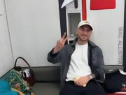 念念不忘，利物浦更衣室垃圾箱上贴着一张迪亚斯的贴纸