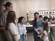 迈达纳携家人参观郑州博物馆，女儿“糖果”充当起小翻译