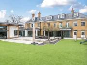 已经定居迪拜，费迪南德出售了他在英国价值1050万镑的豪宅