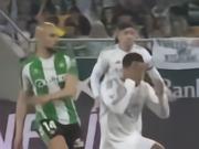 被打到脖子却捂脸痛苦倒地，贝林厄姆“跳水”引起球迷热议