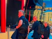 一群枪手球迷聚在温布利，喊话瓜迪奥拉“让阿尔特塔拿英超”