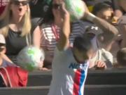 打入争议进球后，穆尼奥斯扔边线球时惨遭利物浦球迷“爆头”