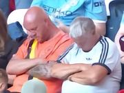 看困了，曼城vs南安普顿的比赛中多名球迷在看台上睡觉