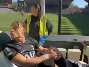哈维-西蒙斯被担架抬下场时被狼队球迷辱骂，当场就骂了回去