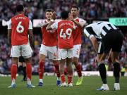 内维尔：加布和萨利巴像冲锋的公牛；埃迪-豪是最佳教练之一