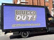 这回真卡车安排上了，切尔西球迷用卡车打出标语抗议BlueCo