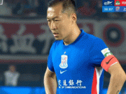 不文明行为，申花队长吴曦在主罚点球前被激光笔照射干扰