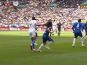 似曾相识？勒温拉拽库库雷利亚头发，裁判并未吹罚犯规