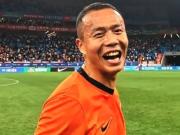 拿下齐鲁德比，海牛队孙正傲开心地表演“三分进兜”庆祝动作