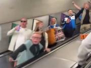 切尔西球迷在地铁站庆祝胜利，还唱起了“法布雷加斯之歌”