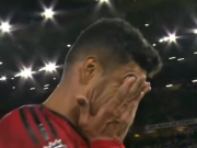 不舍，卡塞米罗谢场时默默抹去泪水，不断拍打球衣队徽