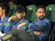 阿诺德丢球后慢跑返回，卡瓦哈尔替补席上做手势疑似表达不满