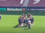 西蒙尼迎56岁生日，训练开始前受到马竞全队“夹道欢迎”