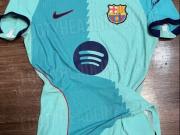 巴萨新赛季二客球衣曝光：薄荷绿色调，领口内侧有“巴萨”字样