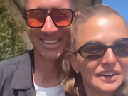 妻子在录制短视频时，莱万出镜并喊出“巴萨万岁”