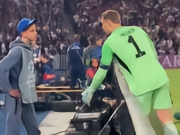 阻止拜仁开门球，巴黎球童拒绝将皮球交给诺伊尔