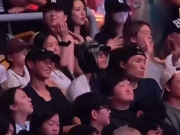 享受假期，韩国国脚黄喜灿与白昇浩一同观看TWICE的演唱会