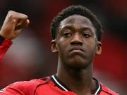 TA：梅努今天与曼联续约至2031年，将大幅涨薪