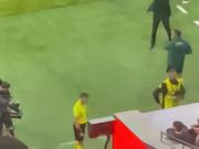 表达不满，西蒙尼在裁判观看VAR监视器时冲其大声抗议