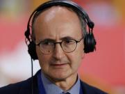 赛前马竞球迷向场地里投掷卫生纸，击中了直播主持人引发爆笑