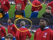 不舍，格列兹曼欧冠赛前列队时背转身去，深情凝望马竞主场和球迷